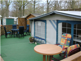 Bungalow Wohnwagen Mobilheim Ansicht auf dem Ostsee Campingplatz