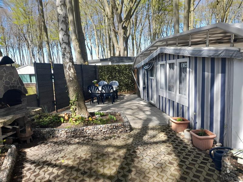 Bungalow Wohnwagen Mobilheim Ansicht auf dem Ostsee Campingplatz